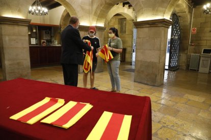 El ayuntamiento de Lleida repartió ayer ‘senyeres’ de cara a la Diada de mañana.