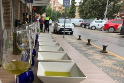 Muestras de aceite de oliva dispuestas para una cata pública.