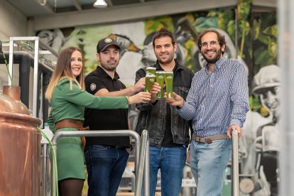 Ivan Caelles con parte del equipo que ha elaborado esta cerveza: Jordi Pifarré y Miquel Simón de Click & Brew, y la publicista Neus Huguet.