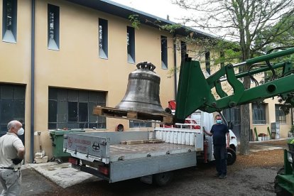 Trasllat de la campana al taller Carvajal Corredera, dijous.