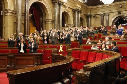 Los diputados soberanistas rompieron en aplausos y corearon consignas pidiendo la libertad de los presos en el Parlament.