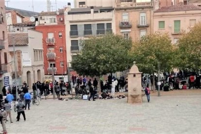 Persones concentrades a la plaça del Dipòsit de Lleida.