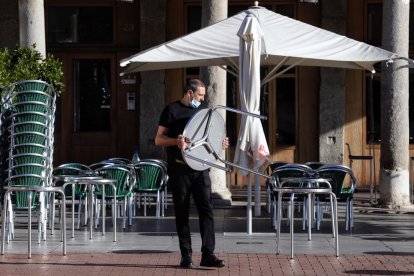 Un cambrer munta la taula d’una terrassa a Valladolid.