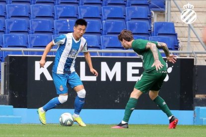 Wu Lei, durant el partit d’entrenament d’ahir.