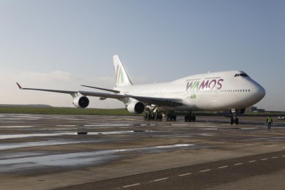 Imagen del Boeing 747-400 que aterrizó ayer a mediodía en el aeropuerto de Alguaire. 