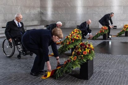 Merkel durante la ofrenda floral en la “Neue Wache”. 