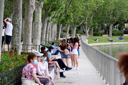 Diverses persones ahir al llac de la Casa de Campo de Madrid.