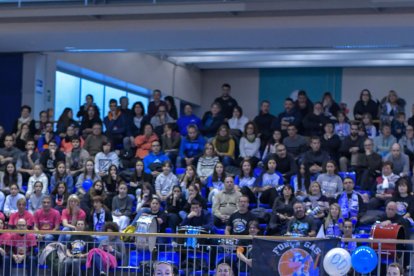 Yurena Díaz conduce el balón presionada por una jugadora del Araski.