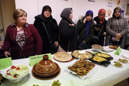 Algunas de las participantes en el encuentro intercultural, organizado ayer en el Clot de Lleida. 