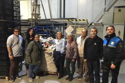 La teniente de alcalde Núria Palau con los representantes de las protectoras Lídia Argilés y Amics dels Animals del Segrià.