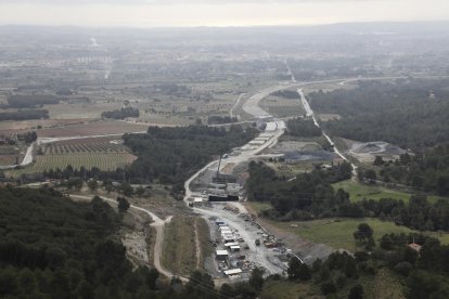 Imatge presa des del coll de Lilla, amb el futur traçat de l’A-27 a Valls i un dels trams de l’autovia en servei al fons.