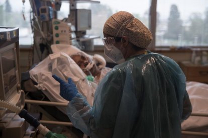 Una enfermera atiende a un paciente en un hospital militar chileno.