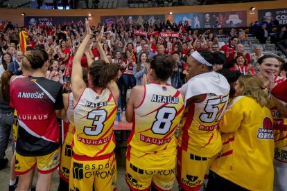 Las jugadoras del Girona celebran su clasificación para la final.