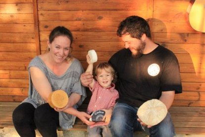 L'Amaia i el Pau són l'ànima de Formatgeria de Clua. A la foto, amb el petit Pol.