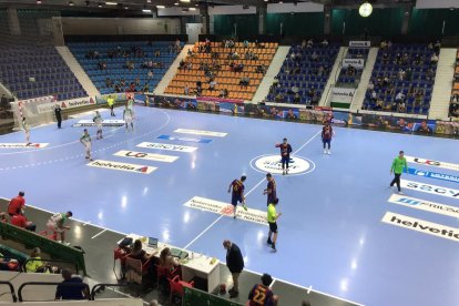 Primer partit amb públic a Espanya - El Barça d’handbol va obrir la Lliga Sacyr ASOBAL amb una ferma victòria a la pista de l’Helvetia Anaitasuna per 18-31. L’aforament estava limitat a uns 800 espectadors com a mesura de precaució per la ...