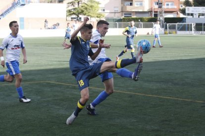 Las efectividad goleadora del Mollerussa fue clave para decantar el derbi a su favor.