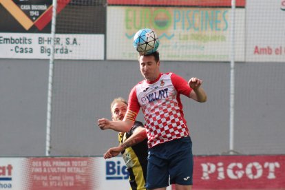 Joan remata de cap la pilota després de guanyar el duel aeri a un jugador del Muntanyesa.