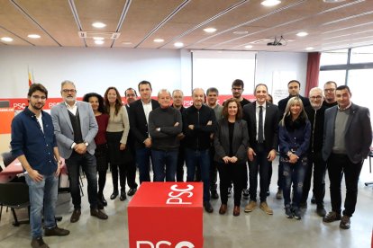 Imatge dels dirigents del PSC de Lleida amb representants dels mitjans de comunicació, ahir.