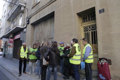 Imagen de archivo de miembros de la PAH intentando parar un desahucio en marzo en Lleida.