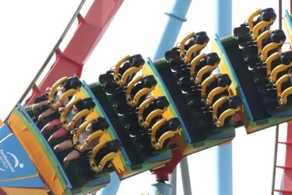 El Dragon Khan, amb usuaris amb mascareta, el primer dia d'obertura de PortAventura a l'estiu.