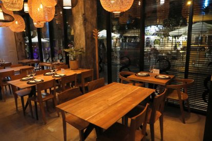 Un restaurant de Lleida, preparat per obrir a l’interior.