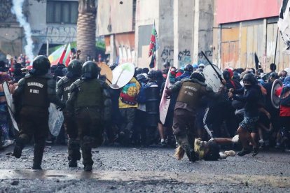 Actuació policial contra els manifestants divendres a Santiago.