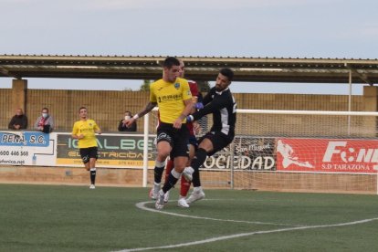 Una acción del partido que el Lleida ganó ayer en Tarazona por 0-3.