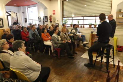 L’historiador Gerard Solsona i l’escriptor Joan Pinyol, ahir a l’acte a La Baula.