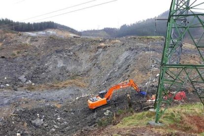 Les pluges dificulten els treballs de rescat a l’abocador de Zaldibar