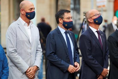 El presidente Josep Maria Bartomeu, entre los vicepresidentes Jordi Cardoner y Jordi Moix.