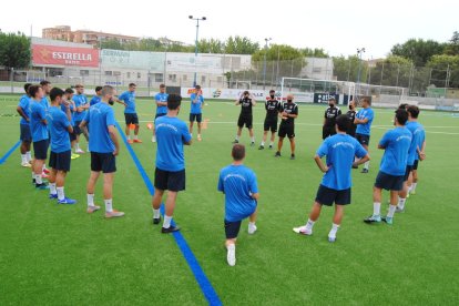 Plantilla y cuerpo técnico del Mollerussa, de Primera Catalana, ayer durante el primer entrenamiento del nuevo curso.