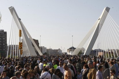 Vista general del puente Príncep de Viana desde Cappont, con los tirantes que sujetan su estructura desde los pilares centrales inclinados.