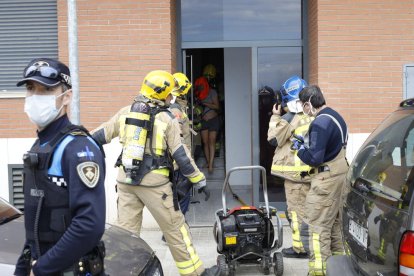 Moment en què els bombers van treure la dona de l’habitatge (e) i de l’ampli dispositiu desplegat (d).