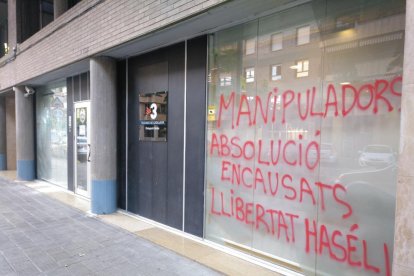 Les pintades aparegudes a la seu de TV3 a Lleida.