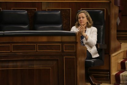 Nadia Calviño, al seu escó en una sessió del Congrés.