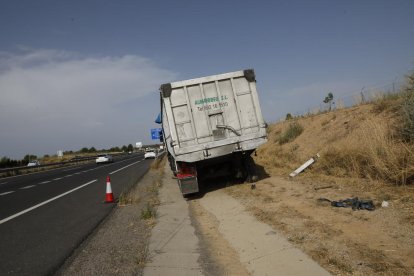 El camión, que perdió una rueda trasera, tras el siniestro. 