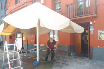 Un establecimiento de Arties donde el jueves se preparaban para reabrir la terraza mañana. 