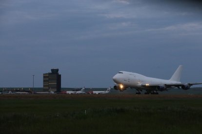 El momento del despegue, al anochecer en el aeropuerto de Alguaire.