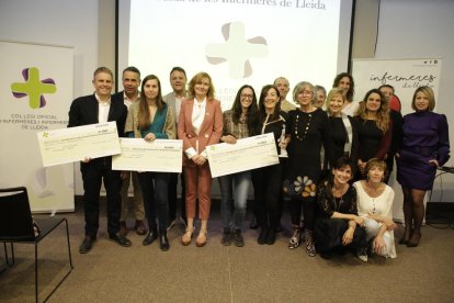 Foto de familia de los premiados ayer por el colegio de enfermería.