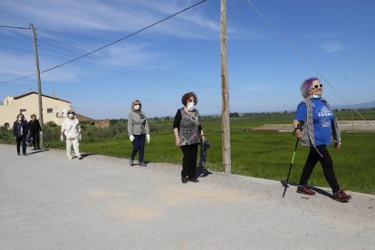 Las calles y paseos de Lleida se llenaron ayer con gente que paseaba al perro, deportistas y paseantes que aprovechaban la desescalada. 