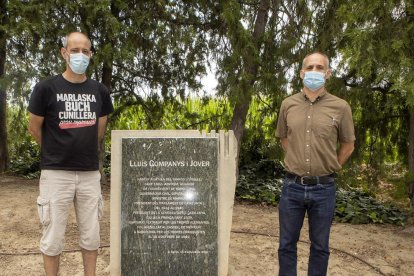 El alcalde de Tornabous, David Vilaró, y Adam Majó junto a la placa de Lluis Companys en El Tarròs. 