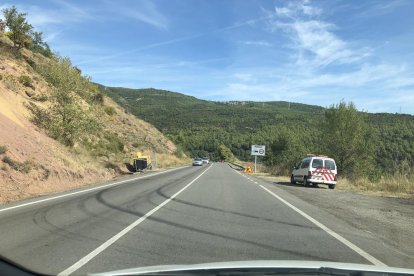 Primeros trabajos en el talud de la C-13 en Talarn. 