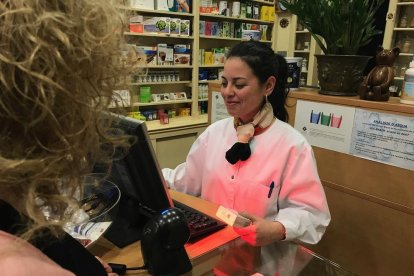 Una farmacèutica ven un medicament, amb el nou codi, gràcies al nou lector.