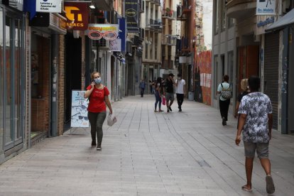 Un tramo del  Eix Comercial casi vacío ayer por la mañana.