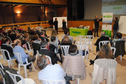 El acto llenó de vecinos el local social. 