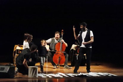 Pequeños y mayores experimentaron ayer con la creación musical.