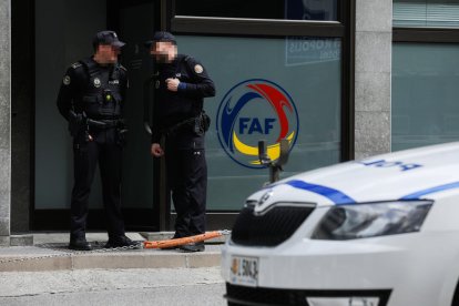 Agentes de la Policía de Andorra custodiando la Federación.