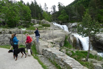 Imatge d’arxiu de turistes al parc d’Aigüestortes.