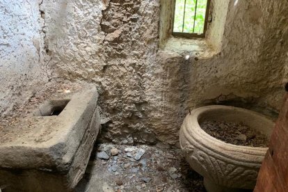 Imagen de las dos pilas de la iglesia de Sant Serni de Àrreu que se quieren trasladar al templo de Borén. 