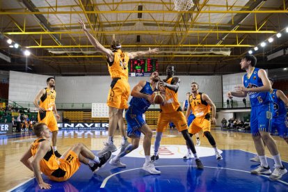 Un jugador de l’Ourense intenta recuperar una pilota davant la pressió d’Eric Stutz i Diene, que ahir va reaparèixer després de diversos partits sense jugar.